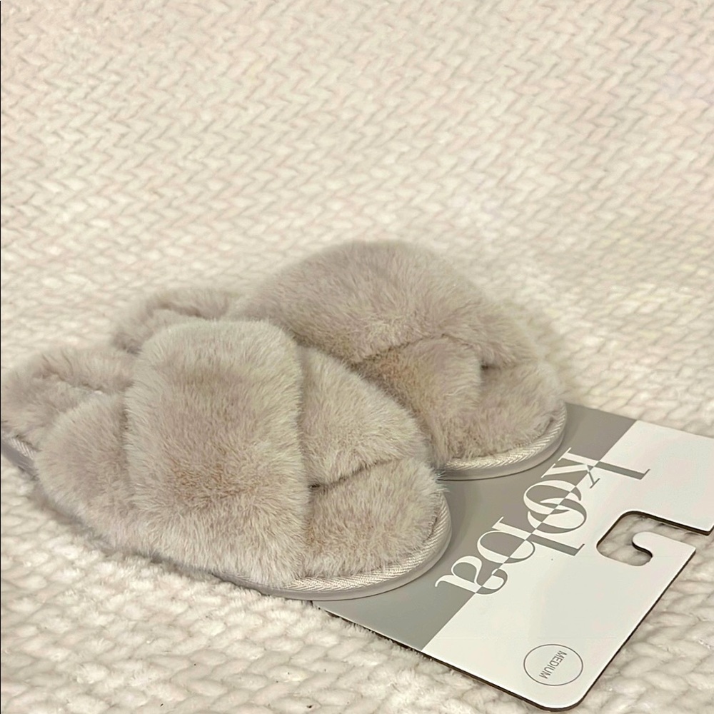 Kooba Fuzzy Gray Slippers Size Medium (6.5 - 7.5) NEW